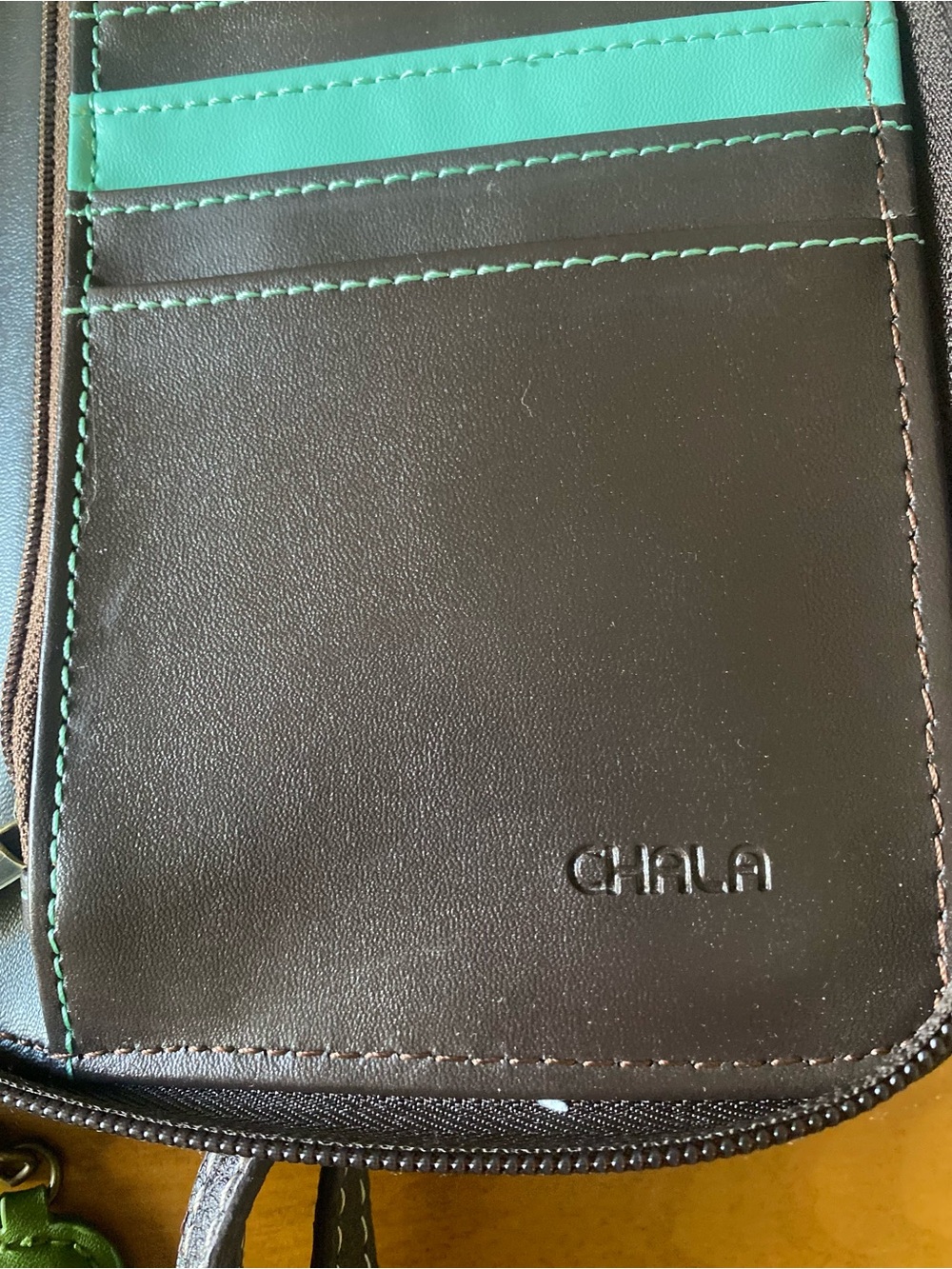 Chala green Leaf Charm Crossbody Wallet - Picture 4 of 7